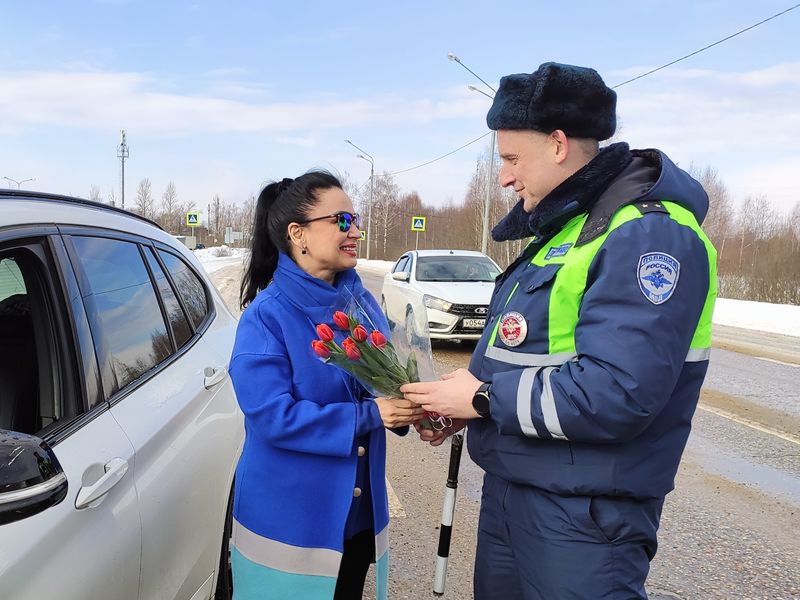В Рузе инспекторы ДПС останавливали женщин, чтобы поздравить с праздником