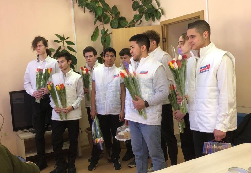 Молодогвардейцы вручили цветы женщинам из общества инвалидов 