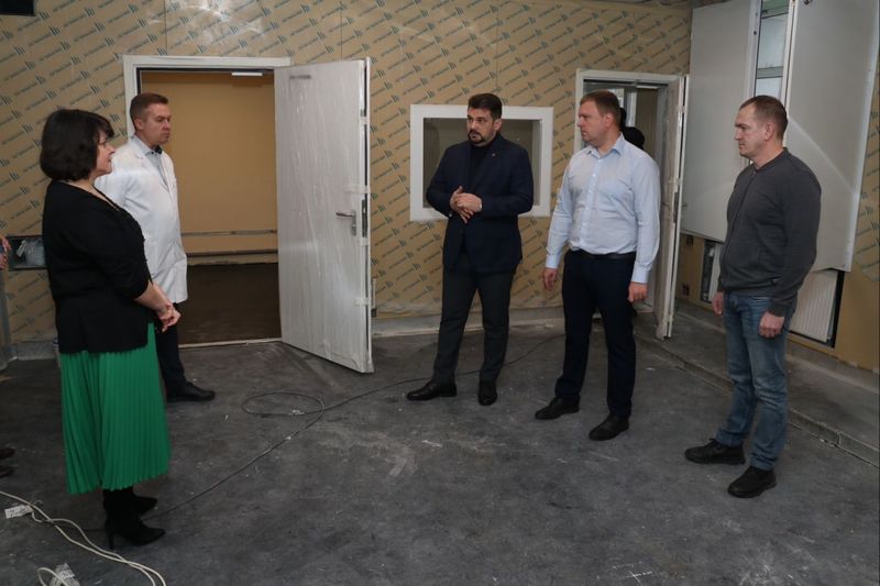 Николай Пархоменко проверил ход ремонта рентген-кабинета в Рузской поликлинике