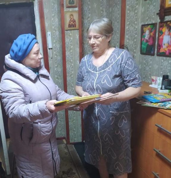 Пожилым жителям Покровского книги из библиотеки доставляют на дом