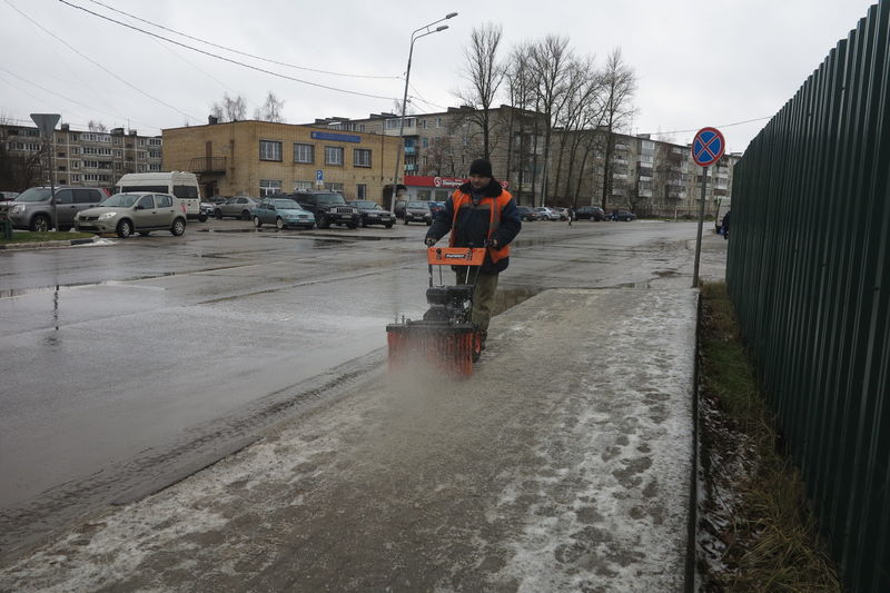 В Рузском округе чистят тротуары 