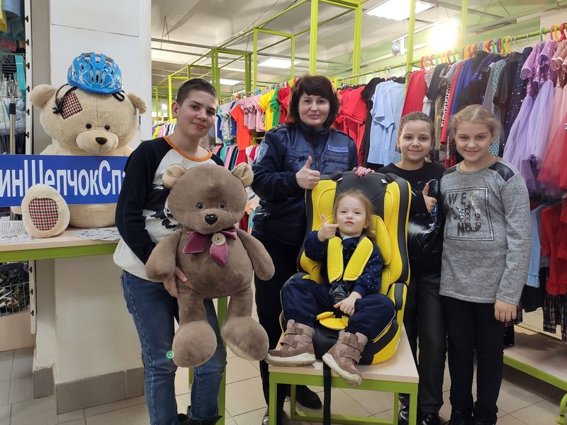 Рузские госавтоинспекторы провели акцию безопасности в магазине детских товаров