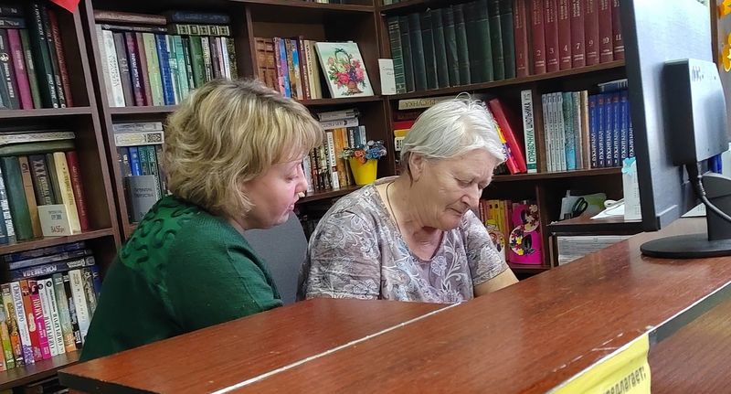 В Краснооктябрьской библиотеке пенсионерам помогают идти в ногу со временем