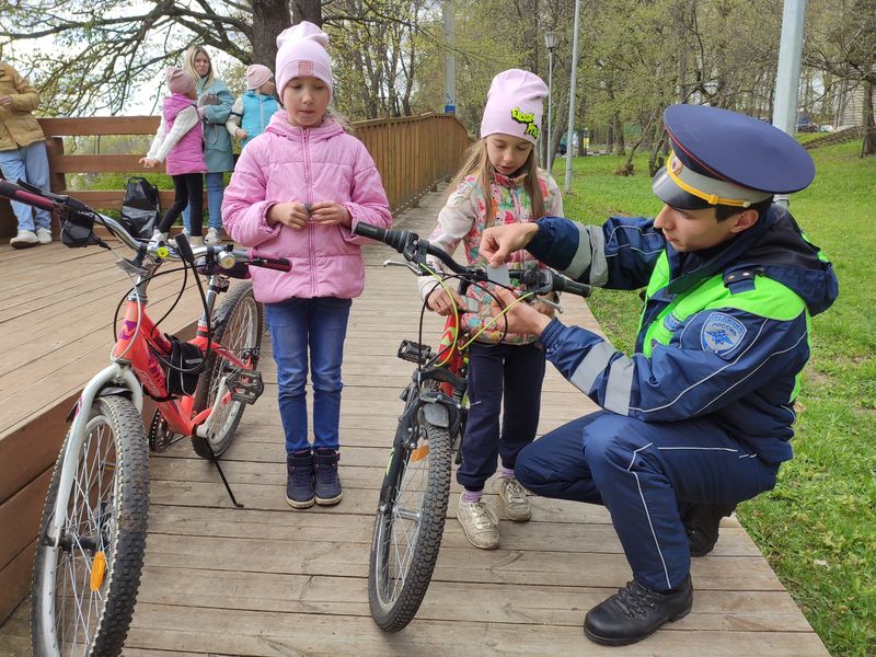 Рузские госавтоинспекторы пообщались с юными велосипедистами