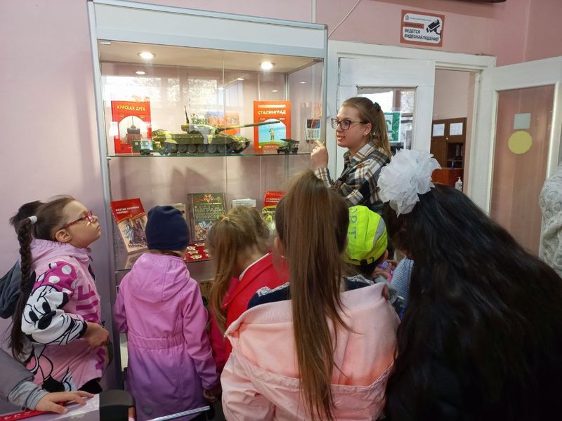Рузские первоклассники посетили выставку ко Дню Победы в библиотеке