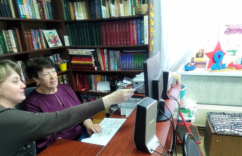 Пореченские пенсионеры осваивают гаджеты в библиотеке