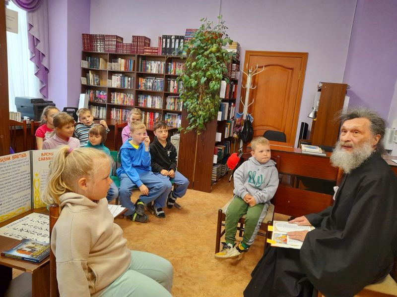 Маленькие колюбакинцы встретились со священником в библиотеке