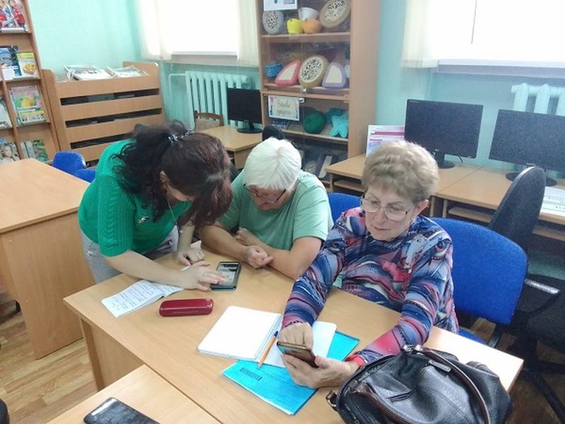 Рузские пенсионеры осваивали фоторедактор в библиотеке