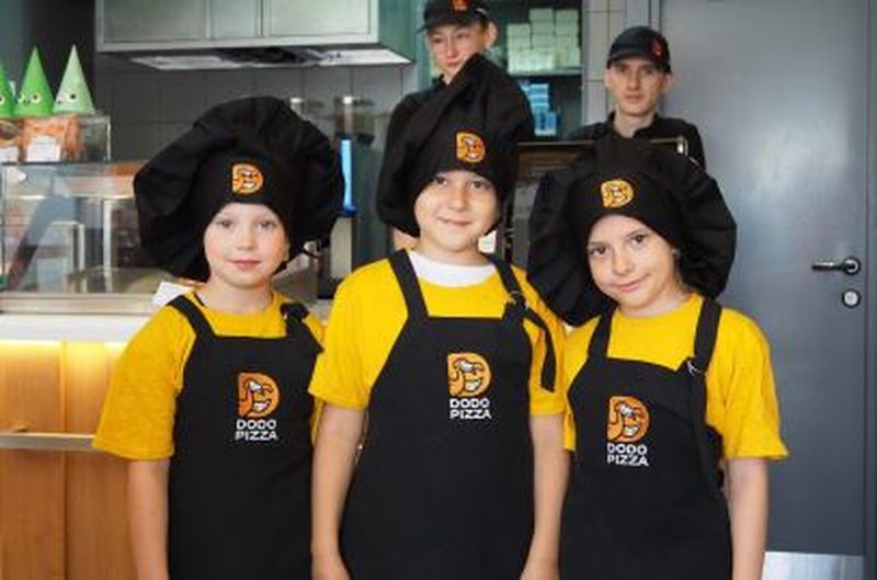 Участники клуба «Каникулы в Молодежке» учились готовить пиццу