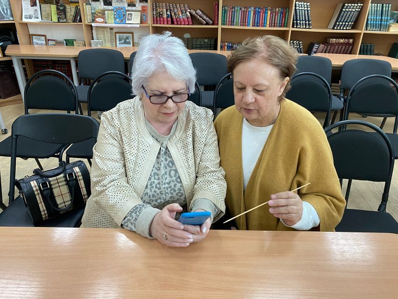 Тучковские пенсионеры учились устанавливать приложения