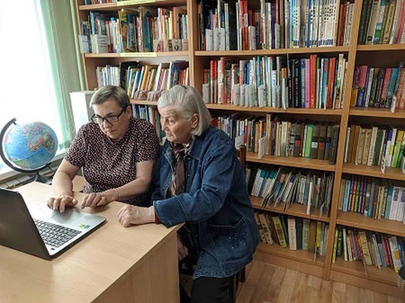Тучковские пенсионеры осваивали в библиотеке текстовый редактор