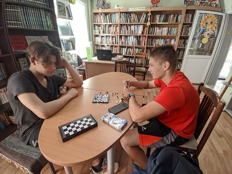 Тучковцы играли в шашки в библиотеке