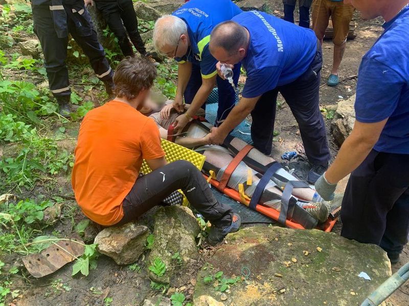 Работники ГКУ МО «Мособлпожспас» оказали помощь альпинисту, упавшему со склона в Рузском округе  