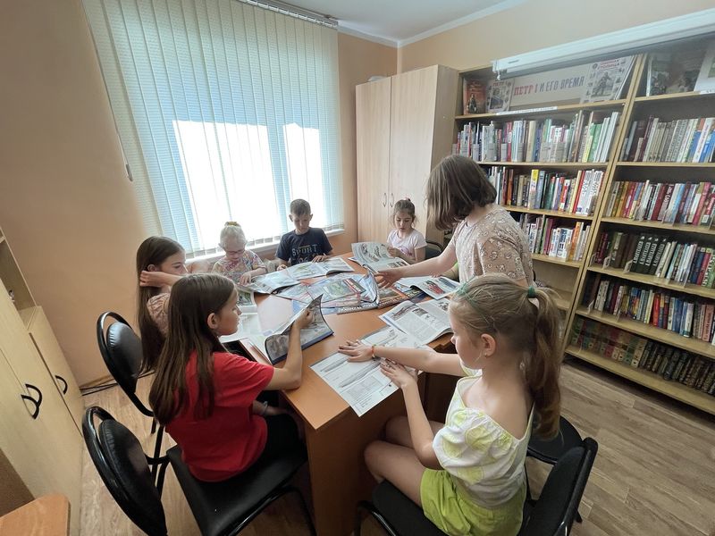 Юные читатели Старорузской библиотеки ознакомились с детским журналом о технике
