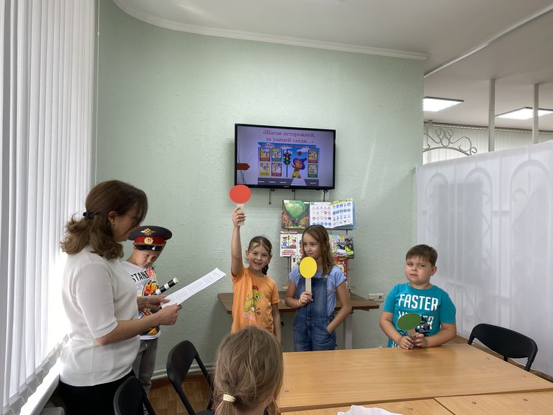 В Тучковской детской библиотеке повторили правила дорожного движения