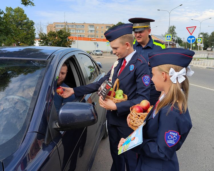 Рузские госавтоинспекторы и ЮИДовцы призвали жителей соблюдать правила и угостили яблоками