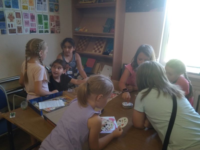 Вместе весело играть в Орешковской библиотеке