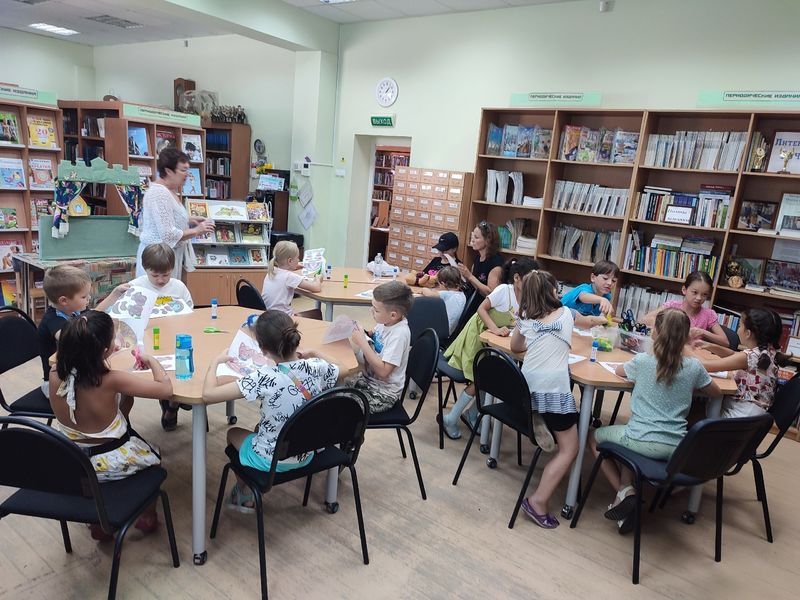Тучковские библиотекари показали спектакль с реквизитом, сделанным юными читателями