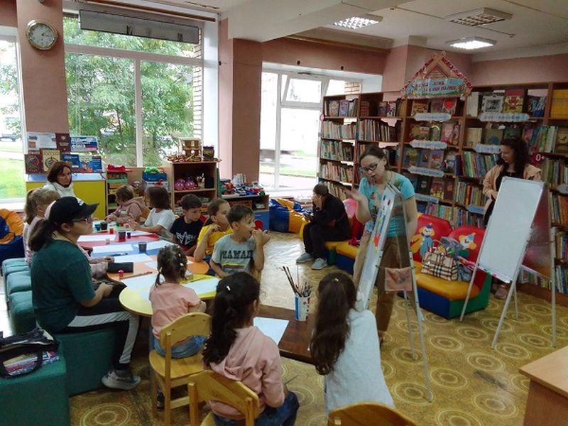 В Рузской библиотеке рисовали матрешку с флагом России