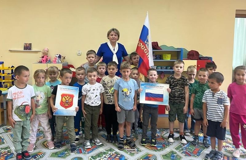 Колюбакинским дошколятам – о российском флаге
