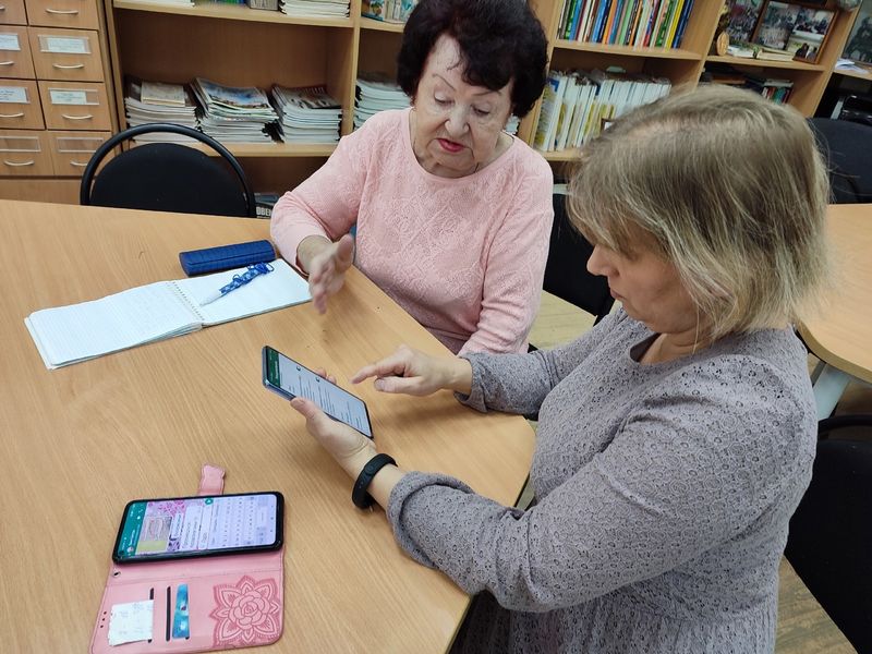 Жительнице Тучково в библиотеке помогли освоить смартфон