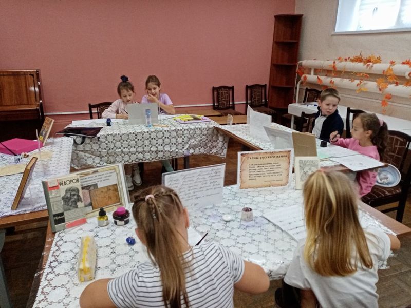 Рузские ребята учатся каллиграфии в библиотеке