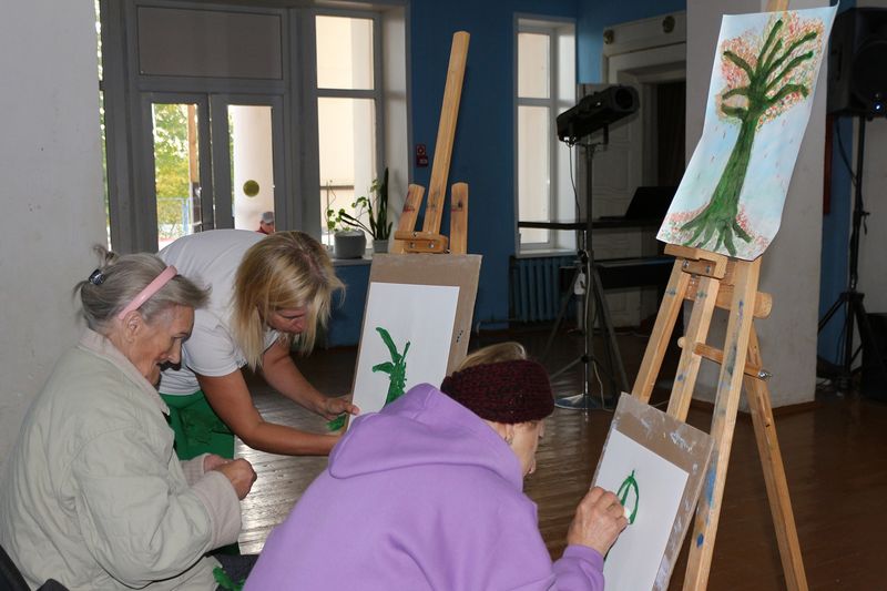 Дороховские пенсионеры занимались арт-терапией