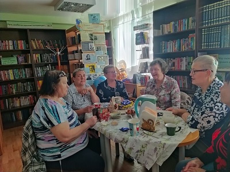 Тучковские пенсионеры встретились за чашкой чая в библиотеке