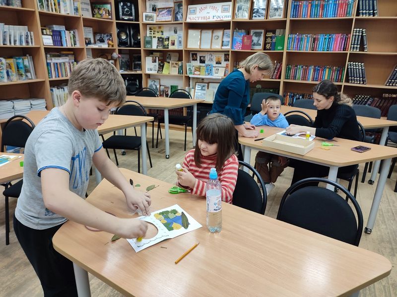 В Тучковской библиотеке делали аппликации из сушеных листьев 