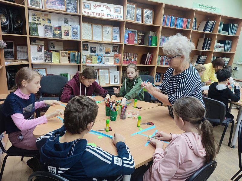 Тучковские школьники тренируют мастерство рук в библиотеке
