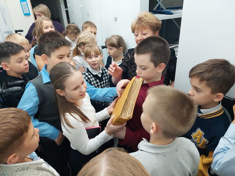 Школьники из Гимназии №1 Рузы продолжают знакомиться с работой Рузского архива