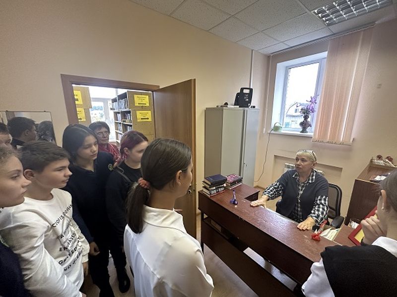 Нововолковским школьникам показали библиотеку 