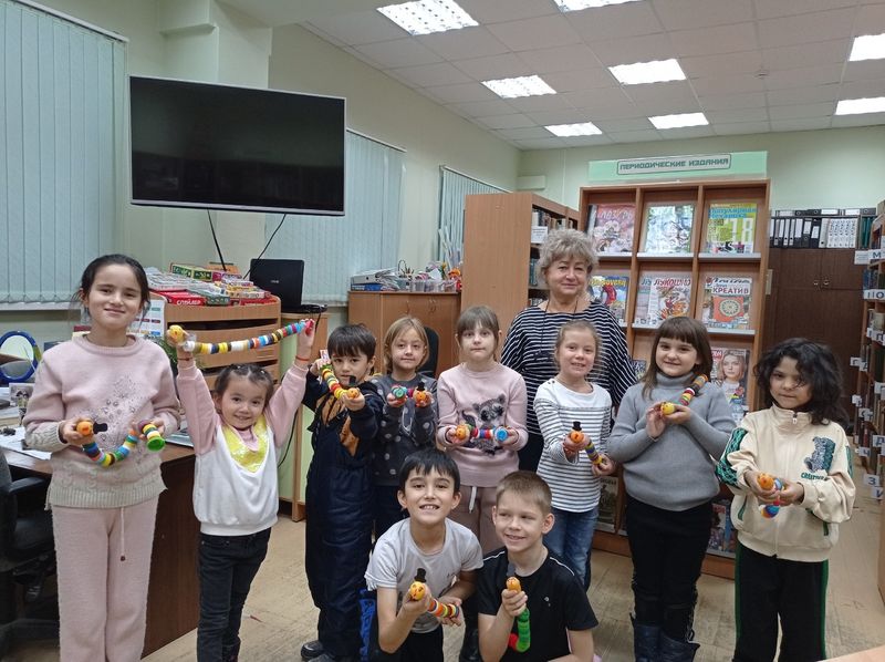 В Тучковской библиотеке собрали доброго змея из крышечек