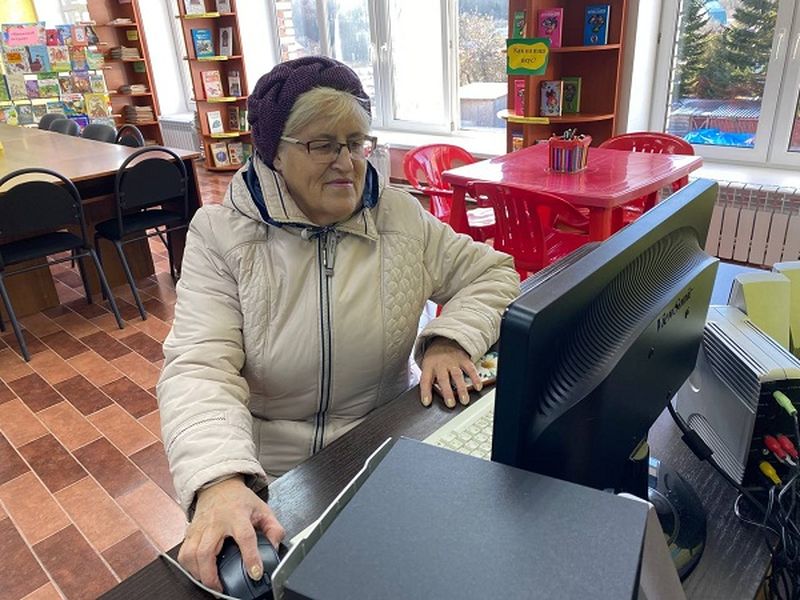 Лидинские пенсионеры осваивают компьютер рядом с домом