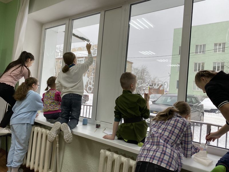 Тучковские ребята празднично оформили окна библиотеки