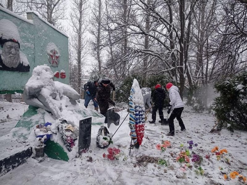  Лицеисты очистили территорию мемориала от снега и льда