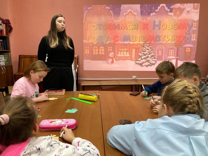 В Рузской библиотеке юные читатели считали и украшали елочку
