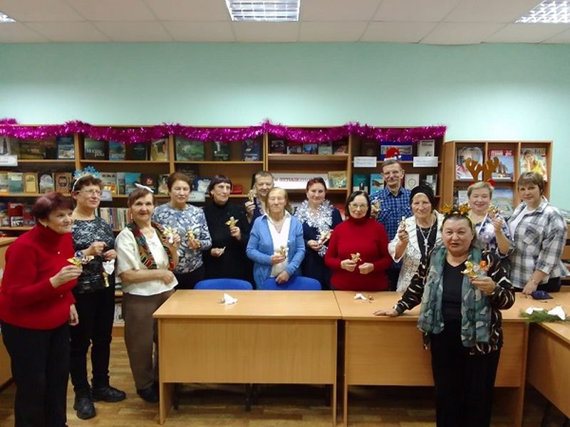 В Рузской библиотеке – мастер-класс «Новогодняя игрушка» для пенсионеров