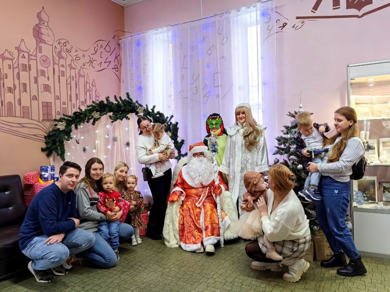 Маленькие посетители Рузской библиотеки встретились с Дедом Морозом