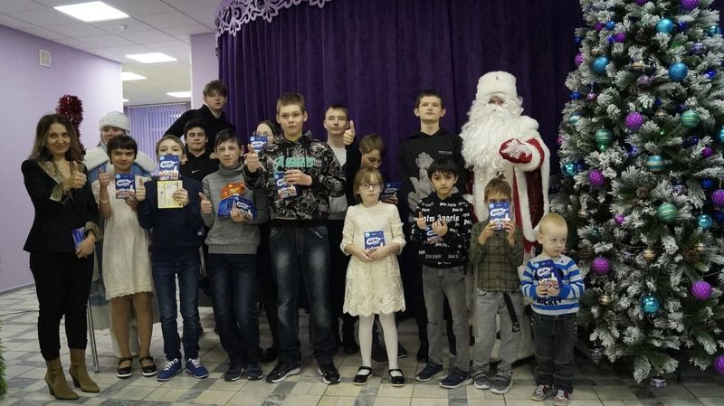 Волонтеры дали новогоднее представление для детей из 