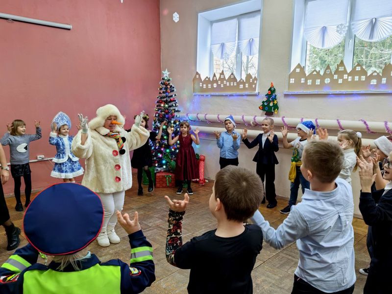 Рузские первоклассники помогли Деду Морозу спасти подарки 