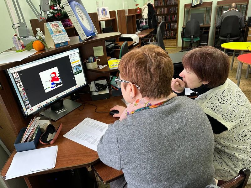 В Рузской библиотеке учились создавать новогодние открытки на компьютере 