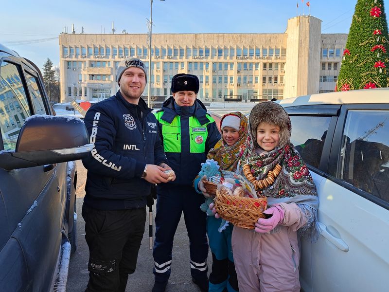 Сотрудники Госавтоинспекции вручили подарки ружанам