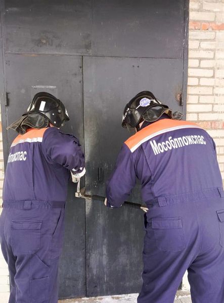 Спасатели ПСЧ-265 ГКУ МО «Мособлпожспас» вскрыли дверь квартиры, в которой находилась обездвиженная 82-летняя женщина  