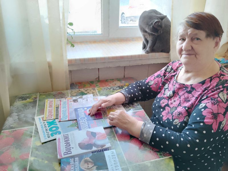 В Орешках библиотекарь обслуживает пожилых читателей на дому