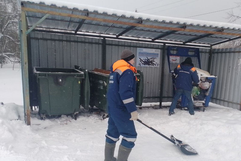 В Рузском округе разгребают снег на контейнерных площадках
