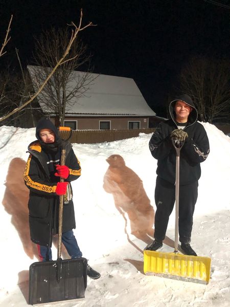  Космодемьянские волонтеры расчистили дворы жителей деревни Мишинка