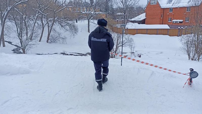 Спасатели ГКУ МО «Мособлпожспас» проверили наличие стихийных снежных спусков в Рузском округе 