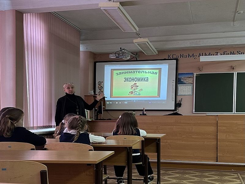 Нововолковские школьники узнали, как бережно обращаться с деньгами