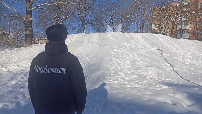       Работники ГКУ МО «Мособлпожспас» проверили опасные снежные спуски в Рузском округе 